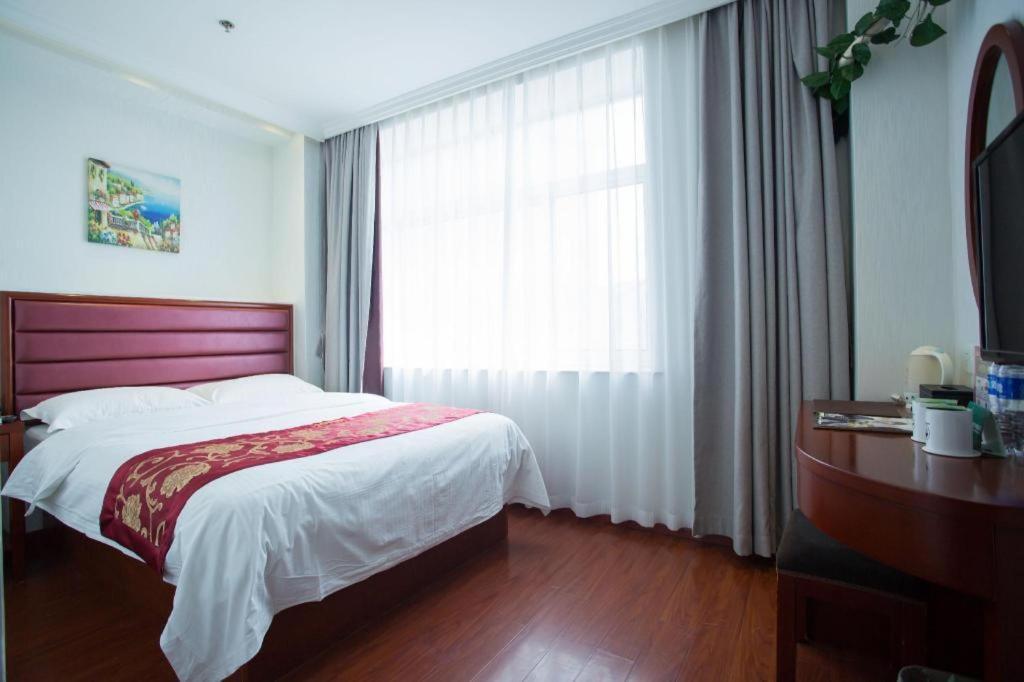 Greentree Fta Waigaoqiao Free Trade Zone North Subway Station Shell 3*