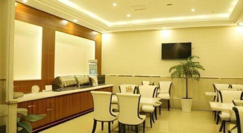 Greentree Fta Waigaoqiao Free Trade Zone North Subway Station Shell Hotel