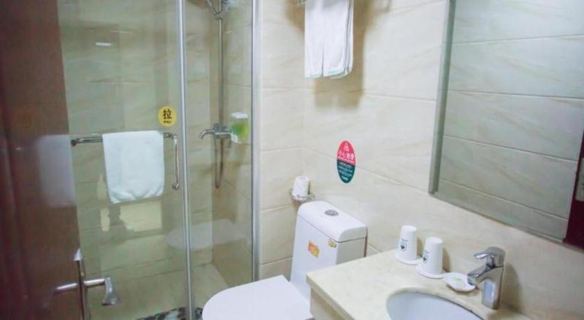 Greentree Fta Waigaoqiao Free Trade Zone North Subway Station Shell Hotel