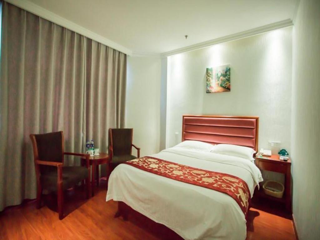 Greentree Fta Waigaoqiao Free Trade Zone North Subway Station Shell 3*